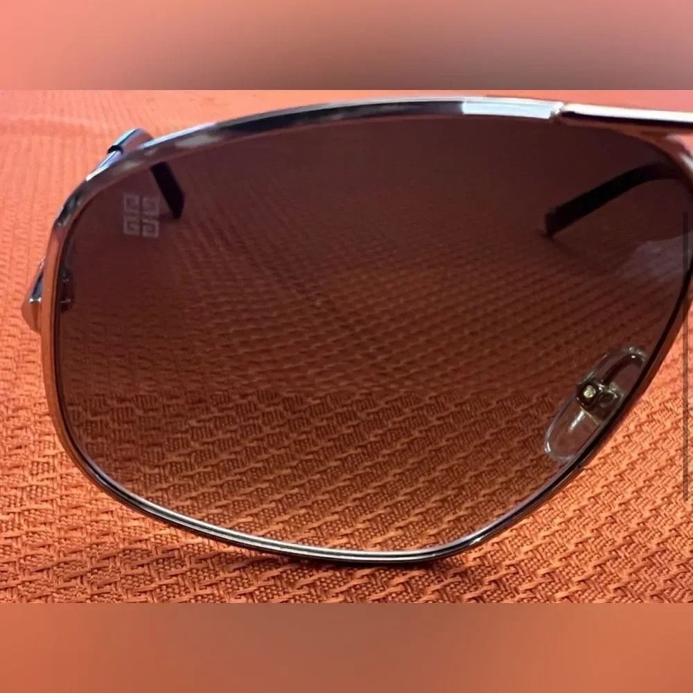 Givenchy Gradient Unisex Aviator sunglasses model GV 7193/S & Case $560